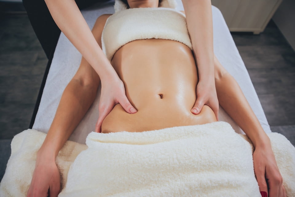 vrouw krijgt after lipo massage