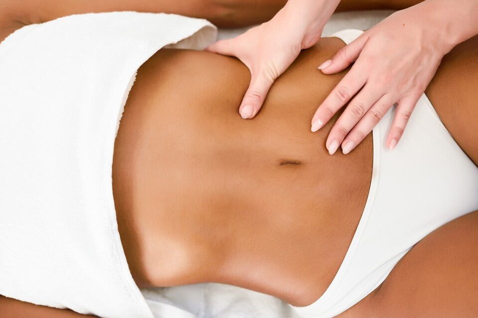 vrouw krijgt after lipo massage
